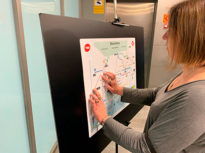 Metro de Barcelona incluir un nuevo mapa tctil para pasajeros con discapacidad visual